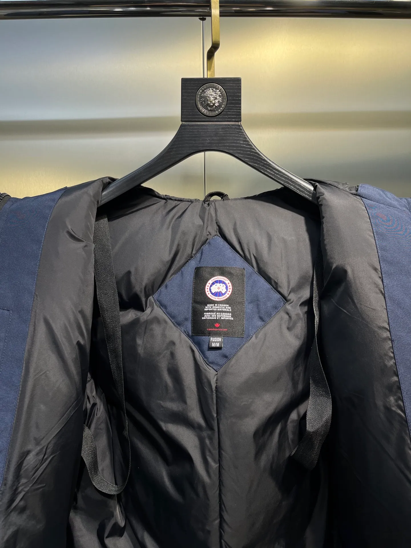 P860 Canada goose/Canada Goose 05 model 2580LA CANADA GOOSE/Canada Goose Rossclair parka women's down jacket, authentic original clothing molding, all accessories are custom-made from the original factory. This model is very unique. The zipper at the back can be opened to change into a dovetail style, with diagonal pockets and a layer of hidden pockets underneath. The official website has become a popular model. The softness and hardness of the fabric are compared with the genuine ones. It can be restored by kneading at will (fabric misunderstanding: fabrics with high hardness are not waterproof. Only those who buy the latest genuine version this year will notice the softness and comfort of the fabrics). The down is synchronized with the genuine white duck down. It is fluffy and not lumpy. The electronically controlled down charging machine is used to fill the zippers with customized genuine YKK zippers. High hardness and no lag. The fur collar is purchased from the same manufacturer as Wolf Hair. (Cooperative factory 2019 Canadian wolf skin auction and Big Goose official auction of wolf skin fur collars on the same site) All workmanship and wiring are controlled by workers with more than ten years of service. They must be horizontal and vertical, and are not crooked. The density of the inner wiring is more exquisite. Compare at will. Big goose label, collar label, washed label, hang tag, zipper rope, pocket label, back label, collar velvet, Velcro fasteners, all details of the cuffs are updated simultaneously with the original product, the best version, and the most complete color matching. The fighter in World 05 battles various world goods. Size: XS-XL